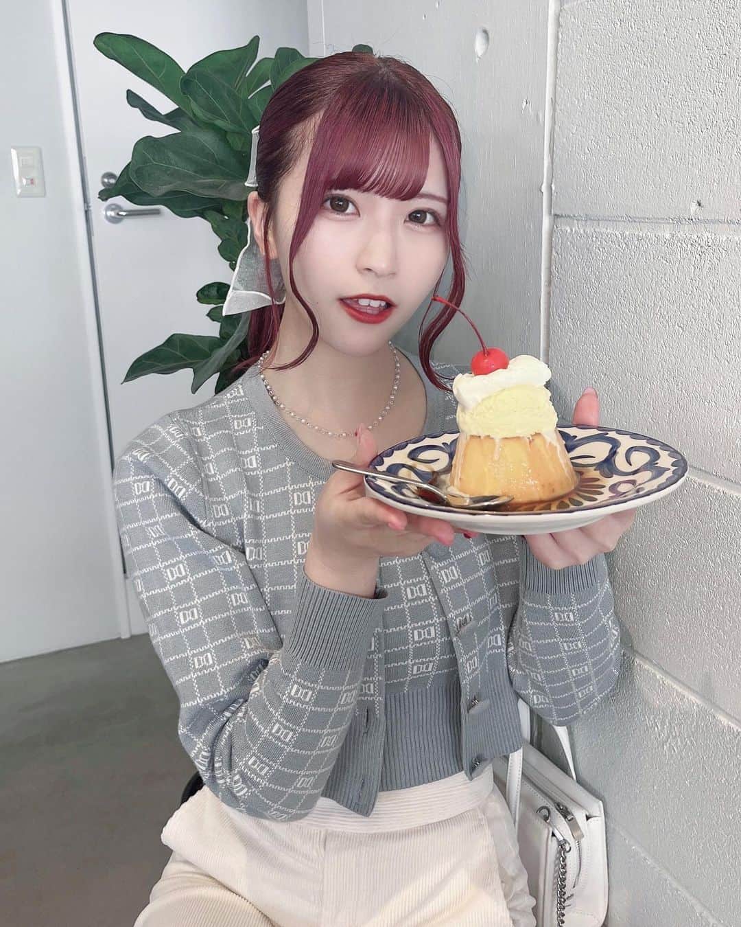 ちはるのインスタグラム：「. 前歯がハムスターでこまる🐹🍒 このトップス可愛くてやっと着れてにこにこ〜  #cafe #カフェ #プリン #darich #ダーリッチ #ポニーテール #赤髪 #アイドル #idol #tflers #instagood #follow」