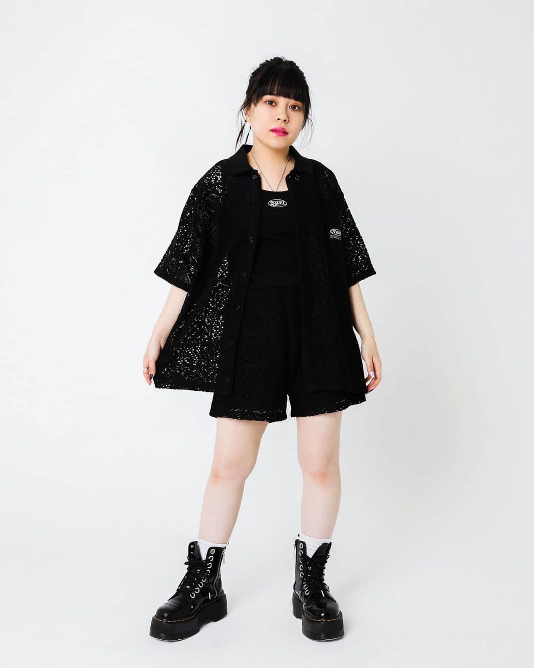 XGIRL_ootdのインスタグラム：「#xgirl_ootd   【 骨格ストレート 】 シャツとショートパンツのセットアップは骨格ストレートの得意アイテム。 襟が首のガイドになり小顔効果も。  X-girl HIROSHIMA STAFF @__wendys2 145cm  ----------------------------------------------- ▪️CROCHET SHIRT ￥9,900(税込) ▪️CROCHET SHORT PANTS ￥8,800(税込) ▪️OVAL LOGO TANK TOP ￥3,850(税込) -----------------------------------------------  #xgirl #xgirljp #エックスガール #ストリートコーデ #ストリート系女子 #ストリート女子 #ストリートファッション #デニムコーデ #リンガーtシャツ #ハンドバッグ #骨格診断 #骨格ストレート #骨格ストレートコーデ」
