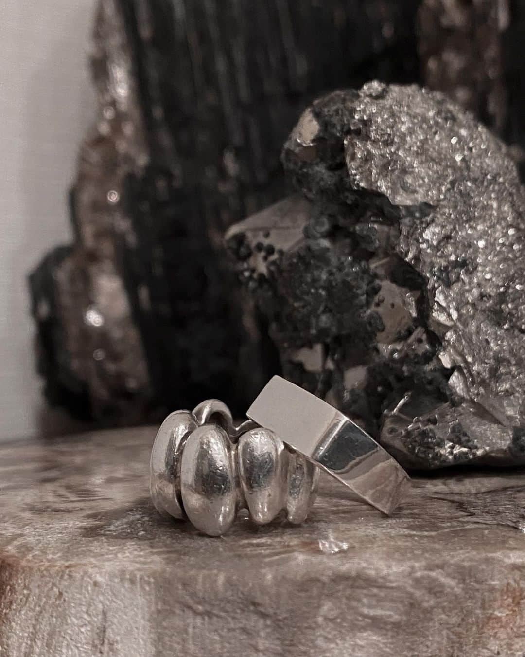 マリークレアのインスタグラム：「* My favorite silver ring & new 925 ring♡  毎日つけてる ぽこぽこのシルバーリングと 一目惚れした925のリング🥰  * * #marieclaire_fashion_  #silverring #925 #favorite」