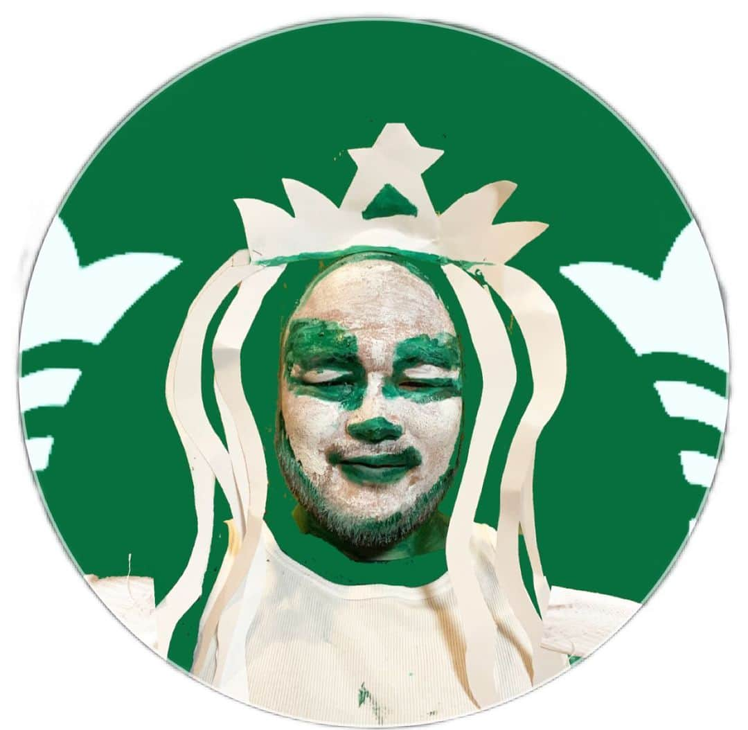 長谷川俊輔（クマムシ）のインスタグラム：「スターバックス　ロゴ  #コスプレ  #スタバ  #Starbucks  #Cosplay  #ねぇ  #新作  #フラペチーノ  #飲んだ  #飲んでない  #サイズ  #いかが致しましょう   #あなたは  #short  #Tall  #Grande  #Venti  #アタイは  #ホイップ  #大盛り  #まぁ  #緑  #背景に  #しないと  #ヒドい  #スタバ好きすぎて自らロゴ」