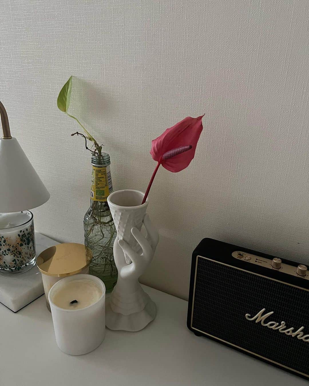 のインスタグラム：「💐  @flower.bombing ✨✨  #flower #flowerbombing #myroom #jonathanadler」