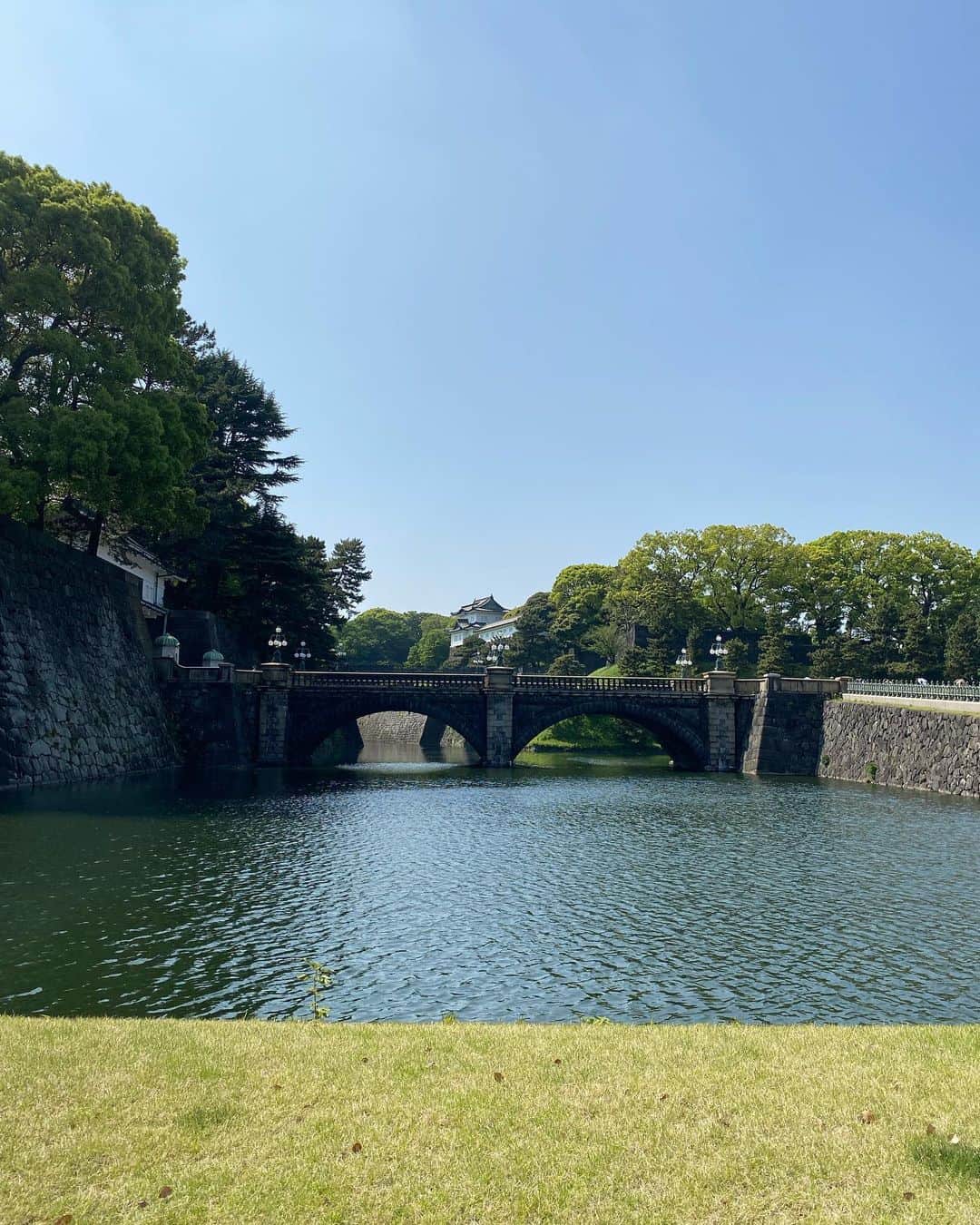 佐伯紅緒さんのインスタグラム写真 - (佐伯紅緒Instagram)「これからいろいろ忙しくなるので景気づけに皇居へ行ってきました。  なんでも皇居周辺はまるごと都内屈指のパワースポットなんだそうです。  特に良い気がいただけるのは、桜田門〜二重橋前〜和田倉門の噴水コースだそうで、できれば午前中になるべく手ぶらでゆっくり歩くと良いのだとか。  ためしにその通りに歩いてみたら、本当に元気になってきたので驚きました。  さすが富士山からの龍脈の集結点、天海和尚グッジョブ、です。  プラシボでしょうか、いいえ、誰でも。  外堀に白鳥がいたのでテンションが上がりました。  いろいろパワーいただいたので、ゆるゆると始動します。  #imperialpalace  #皇居 #パワースポット #桜田門 #二重橋前 #和田倉門 #龍脈 #金子みすゞ」4月21日 22時25分 - beniosaeki