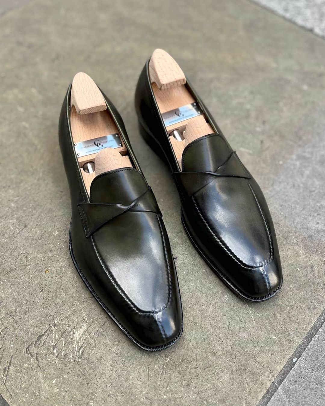 ガジアーノ&ガーリングのインスタグラム：「This version of our Antibes I in Racing Green calf is a beautiful example of how to use the Made To Order Service to elevate your loafer to something elegant, sophisticated and versatile.  The days of the loafer being a ‘summer-only’ shoe are well and truly over.   Easier to slip on and off under the desk than an Oxford and perfectly appropriate for the work wardrobe, the loafer has become an all season must have.  Made to Order is approximately 4 months, start your order today at gazianogirling.com/made-to-order or get in touch with the team to guide you through the process.  Need something sooner?   Browse our online selection of Ready-To-Wear loafers at gazianogirling.com or call our Savile Row store and have something shipped to you within a couple of days.  Model Specifications Model - Antibes I Upper - Racing Green Calf Last - KN14 Sole - Single OB with toe tips Lining - Self-lined  #gazianogirling #gazianoandgirling #madetoorder #Antibes #ggantibes #mensshoes #madeinengland #savilerow」