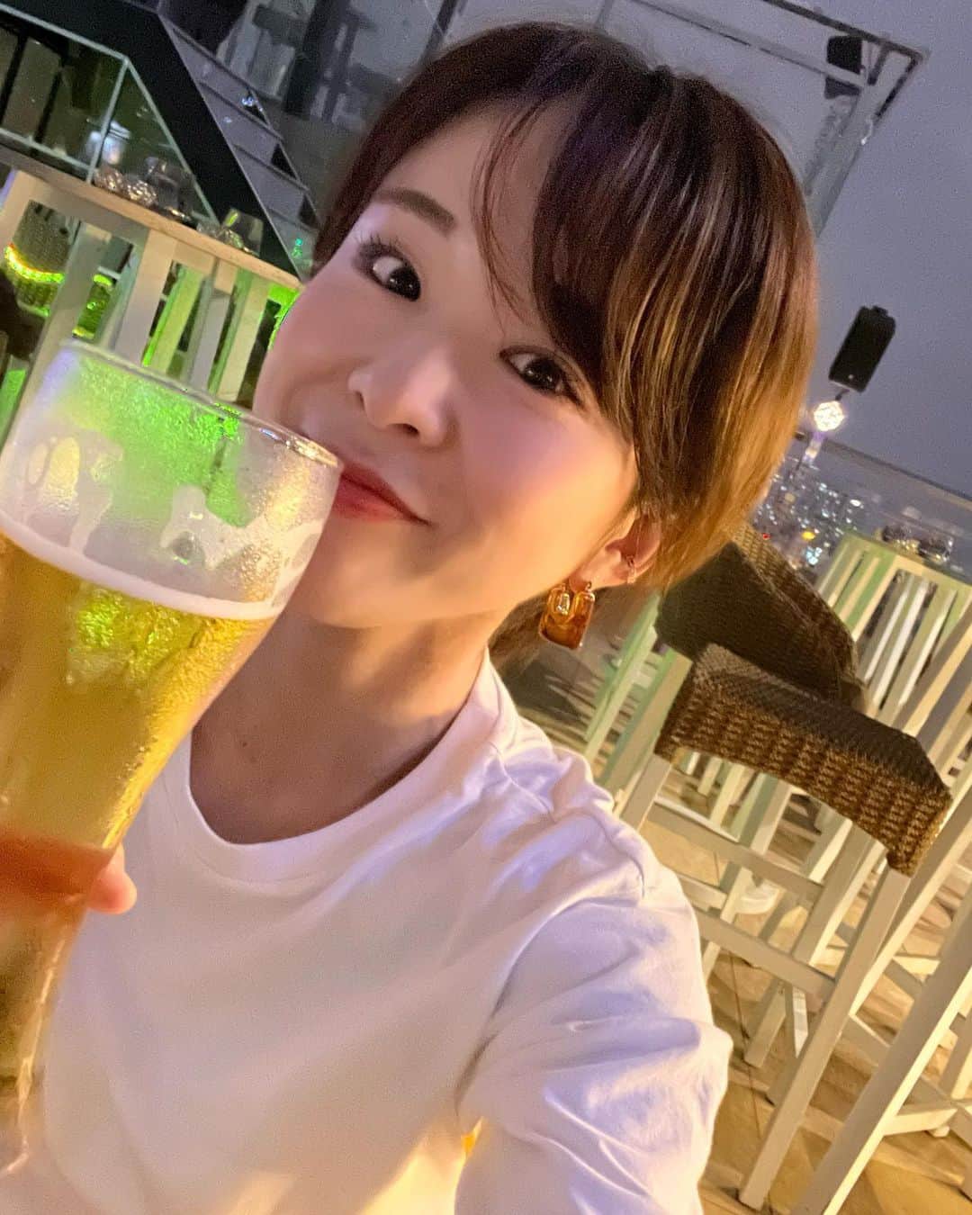 阿部真澄のインスタグラム：「.  暑い、暑い！！ ビールの美味しい季節になってきましたね🍺  ジャパンビアソムリエの資格を持っていますが何を飲んでも美味しいとしか言えない人です  #ビール #ビール日和 #ビール党　#ジャパンビアソムリエ」