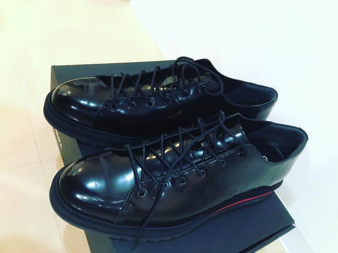 ジェイク・リーのインスタグラム：「明日から早速履いていこう👞」