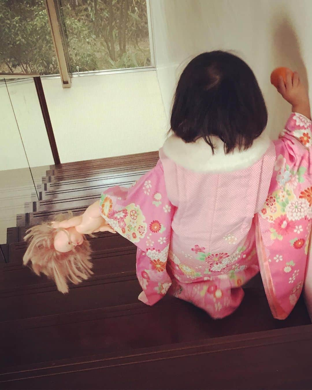 田波涼子さんのインスタグラム写真 - (田波涼子Instagram)「昨日は 娘の10歳の誕生日。 とうとう2桁になってしまった😭  兄がいるせいか強め女子だけど、感受性豊かで泣き虫。 まだまだプニプニしててたまらないからついギューギューしてしまう。 今朝も、楽しいお誕生日終わっちゃった…と泣きそうに笑  大人に向け心も体も変化する時期に入ってきたかも。ま、同じ女子だから一緒に楽しめるはず。 私は老化する時期に入ってます。。。楽しまないと💦  大好きな娘ちゃま🫶 いつも笑わせてくれて、忘れん坊のママの分まで記憶しておいてくれてありがとう。 そして生まれてきてくれて、本当にありがとう。 いちご飴食べに行こっか〜🍓」4月21日 22時19分 - ryokotanami.idea