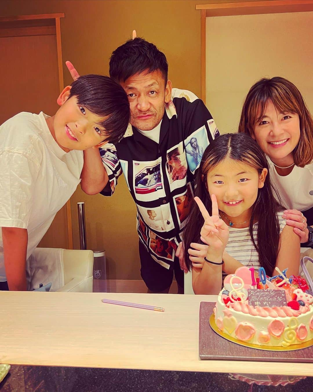 田波涼子のインスタグラム：「昨日は 娘の10歳の誕生日。 とうとう2桁になってしまった😭  兄がいるせいか強め女子だけど、感受性豊かで泣き虫。 まだまだプニプニしててたまらないからついギューギューしてしまう。 今朝も、楽しいお誕生日終わっちゃった…と泣きそうに笑  大人に向け心も体も変化する時期に入ってきたかも。ま、同じ女子だから一緒に楽しめるはず。 私は老化する時期に入ってます。。。楽しまないと💦  大好きな娘ちゃま🫶 いつも笑わせてくれて、忘れん坊のママの分まで記憶しておいてくれてありがとう。 そして生まれてきてくれて、本当にありがとう。 いちご飴食べに行こっか〜🍓」