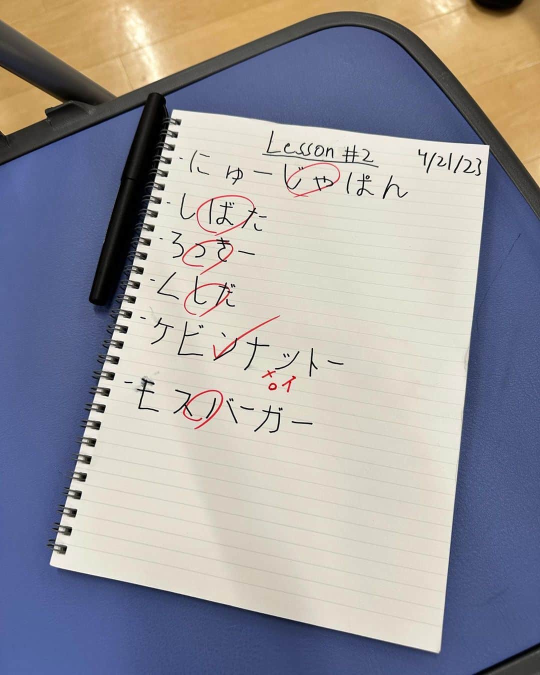 KUSHIDAのインスタグラム：「JET SETTERS japanese study guide📓#2  Kevin wrote his name in Japanese.  Last time He mistook it for Kevin Naito, and this time He mistook it for Kevin Natto😂  Champion AKIRA writes much better Japanese than Kevin.  Anyway, let's make Kevin eat Natto tomorrow.  And has AKIRA ever eaten Natto?  Only one week left until the Jr. tag title match. @jet2flyy @francesco_akira @mosburger_japan @megatjp  #納豆 #モスバーガー #JETSETTERS  ケビンは日本語で自分の名前を書いた。前回はケビン内藤と間違ってしまい、今回はケビン納豆と間違えてしまった。チャンピオンのAKIRAが書いた日本語はケビンよりはるかに上手だ。とにかく明日ケビンに納豆を食べさせてみよう。そしてAKIRAは納豆食べたことがあるのだろうか？Jr.タッグタイトルマッチまであと1weekだ。  @njpw_global」
