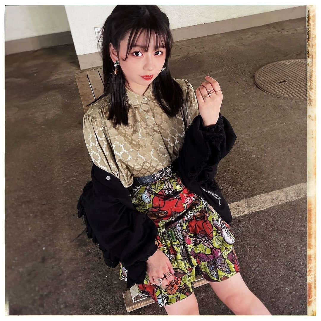 奥森皐月さんのインスタグラム写真 - (奥森皐月Instagram)「. . . お知らせを幾許か . . 明日 4/22(土) 18:30〜19:00 BS朝日  『バトンタッチ SDGsはじめてます』 先週開催された世界最大級の環境イベント、アースデイの会場をリポートしています。 様々なブースの方と交流しながら地球の未来についてお話を伺いました。ぜひご覧ください！ . . ABCラジオ『ピンポン♪あの人探偵団』 8.6秒バズーカーのはまやねんさんを取材した放送回が各配信サービスのPodcastで配信中です。アプリなしでブラウザからも聴けます！ 再生数次第でレギュラー化の可能性もあるそうなので是非お聴きください。 . . 5/7(日) 13:00/15:00 シアターマーキュリー新宿で開催される『大喜る人たちトースト』『AUNと大喜る人たち』に出演します。 こちらはプレイヤーとしての出演です。大喜利。頑張ります。やる気まんまん。  チケットは完売とのことです！(もしかしたら戻りが出るかも...?) 出演者が豪華で好きな人たくさんなので楽しみです。どちらも配信チケットがあるので是非ご覧ください！ . . 5/14(日)12:30〜 横浜ネイキッドロフトで開催される『お笑いガチクイズ』にゲストとして出演いたします。 会場観覧チケットがまだ発売中とのことで、ぜひお越しいただきたいです！きっと近くで会えます。会いたいね。 よろしくお願いします。 . . お知らせは全てハイライト「4月告知」にまとめました。 URLも貼ってあるのでこちらからご確認ください！ 来月のお知らせもう幾つか増える予定なのでストーリーズもチェックしていただけると嬉しいです。 . . . 衝動で買った怖い柄のスカート こういうの見つけると私が着ないで誰が着るんだって思っちゃうね レトロモード古着ギャルですわ 何だそれ 正解とかはきっとないからさ... . . . #奥森皐月 #アースデイ #BS朝日 #SDGs #バトンタッチ #abcラジオ祭り  #リポート #代々木公園 #18歳 #ラジオ #ABCラジオ #ピンポン探偵 #取材 #お笑い #大喜利 #大喜る人たち #お笑いガチクイズ #古着 #古着女子 #レトロ #柄シャツ #ギャル #高円寺 #スターダストプロモーション」4月21日 22時22分 - satuki_okumori_official