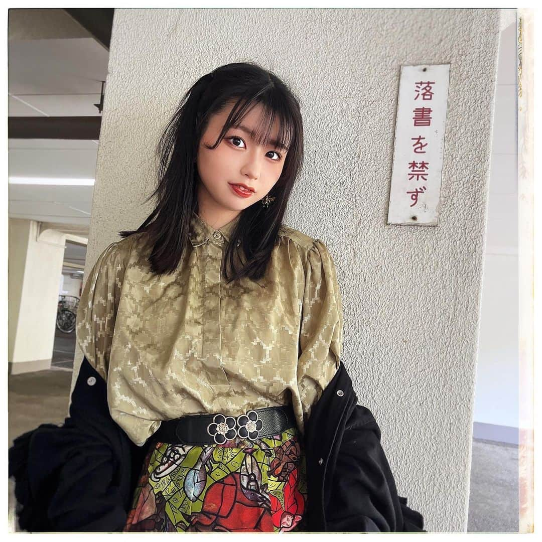 奥森皐月さんのインスタグラム写真 - (奥森皐月Instagram)「. . . お知らせを幾許か . . 明日 4/22(土) 18:30〜19:00 BS朝日  『バトンタッチ SDGsはじめてます』 先週開催された世界最大級の環境イベント、アースデイの会場をリポートしています。 様々なブースの方と交流しながら地球の未来についてお話を伺いました。ぜひご覧ください！ . . ABCラジオ『ピンポン♪あの人探偵団』 8.6秒バズーカーのはまやねんさんを取材した放送回が各配信サービスのPodcastで配信中です。アプリなしでブラウザからも聴けます！ 再生数次第でレギュラー化の可能性もあるそうなので是非お聴きください。 . . 5/7(日) 13:00/15:00 シアターマーキュリー新宿で開催される『大喜る人たちトースト』『AUNと大喜る人たち』に出演します。 こちらはプレイヤーとしての出演です。大喜利。頑張ります。やる気まんまん。  チケットは完売とのことです！(もしかしたら戻りが出るかも...?) 出演者が豪華で好きな人たくさんなので楽しみです。どちらも配信チケットがあるので是非ご覧ください！ . . 5/14(日)12:30〜 横浜ネイキッドロフトで開催される『お笑いガチクイズ』にゲストとして出演いたします。 会場観覧チケットがまだ発売中とのことで、ぜひお越しいただきたいです！きっと近くで会えます。会いたいね。 よろしくお願いします。 . . お知らせは全てハイライト「4月告知」にまとめました。 URLも貼ってあるのでこちらからご確認ください！ 来月のお知らせもう幾つか増える予定なのでストーリーズもチェックしていただけると嬉しいです。 . . . 衝動で買った怖い柄のスカート こういうの見つけると私が着ないで誰が着るんだって思っちゃうね レトロモード古着ギャルですわ 何だそれ 正解とかはきっとないからさ... . . . #奥森皐月 #アースデイ #BS朝日 #SDGs #バトンタッチ #abcラジオ祭り  #リポート #代々木公園 #18歳 #ラジオ #ABCラジオ #ピンポン探偵 #取材 #お笑い #大喜利 #大喜る人たち #お笑いガチクイズ #古着 #古着女子 #レトロ #柄シャツ #ギャル #高円寺 #スターダストプロモーション」4月21日 22時22分 - satuki_okumori_official