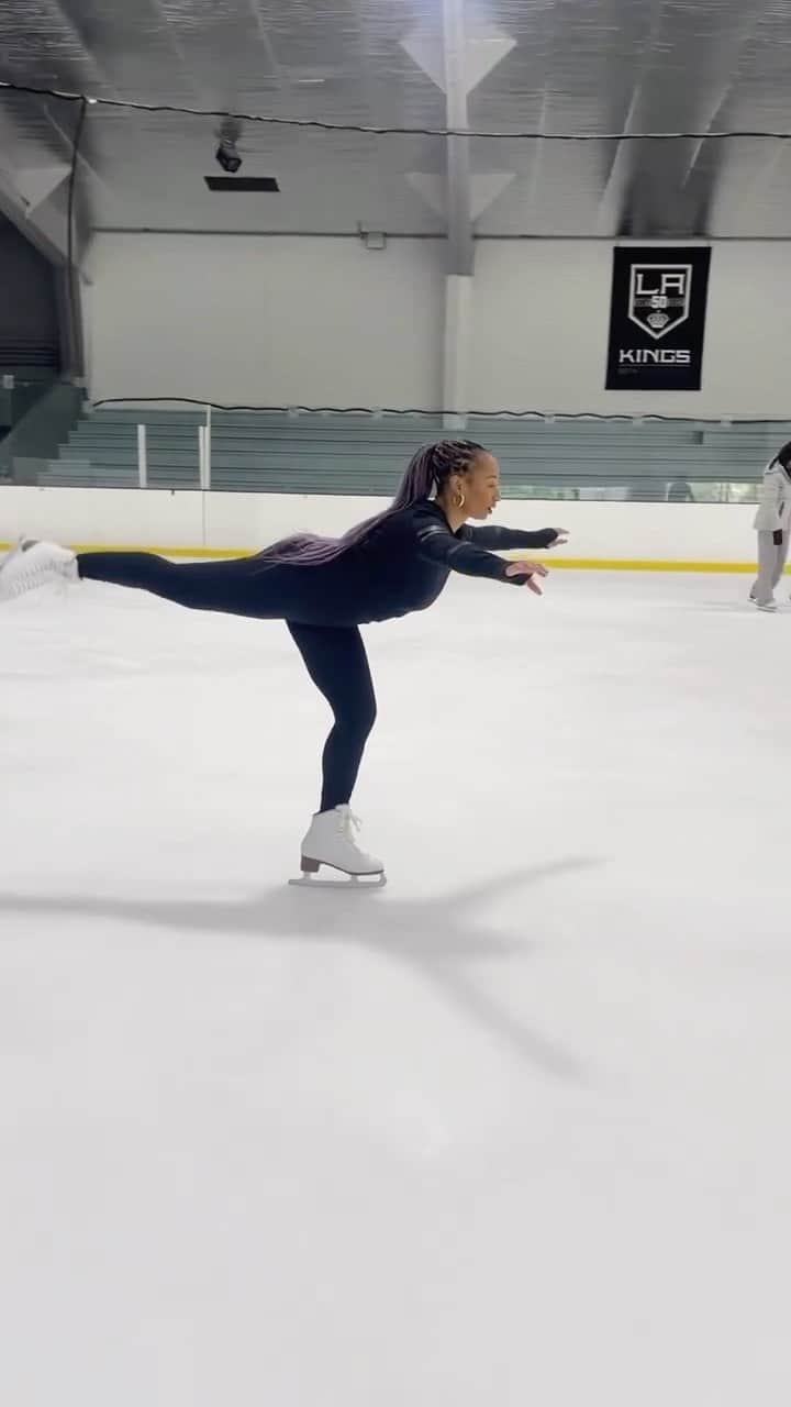 モニーク・コールマンのインスタグラム：「#whosthatgirl #mightymo 😍⛸️   Unlocking new levels 💪🏾 Lesson 6 w/ @jt_depaz_energie 🙌🏾」