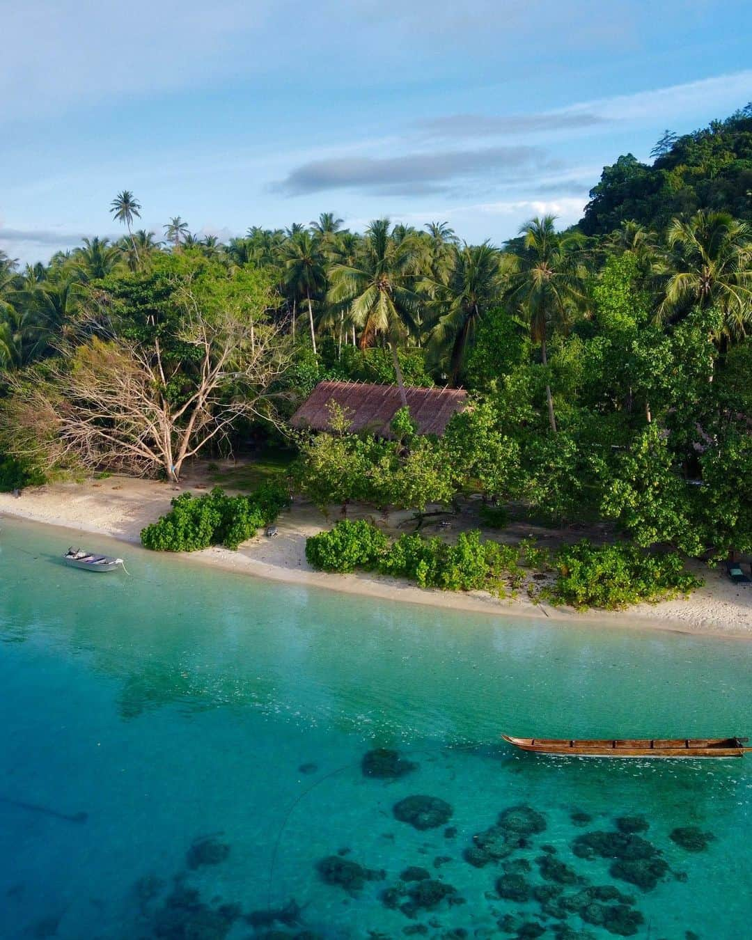 Jessicaさんのインスタグラム写真 - (JessicaInstagram)「We took a little break from the boat at  @leleumentawai   #leleumentawai #villa #bungalow #island #mentawai #paradise #hammok #tropical」4月22日 1時55分 - jessleebuchanan