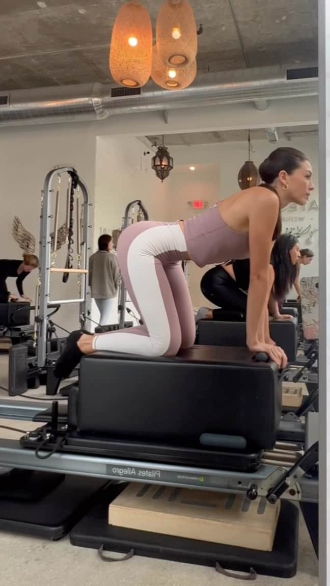 セリーヌ・ファラクのインスタグラム：「You either got it or you don’t • @pilatesone #pilates」