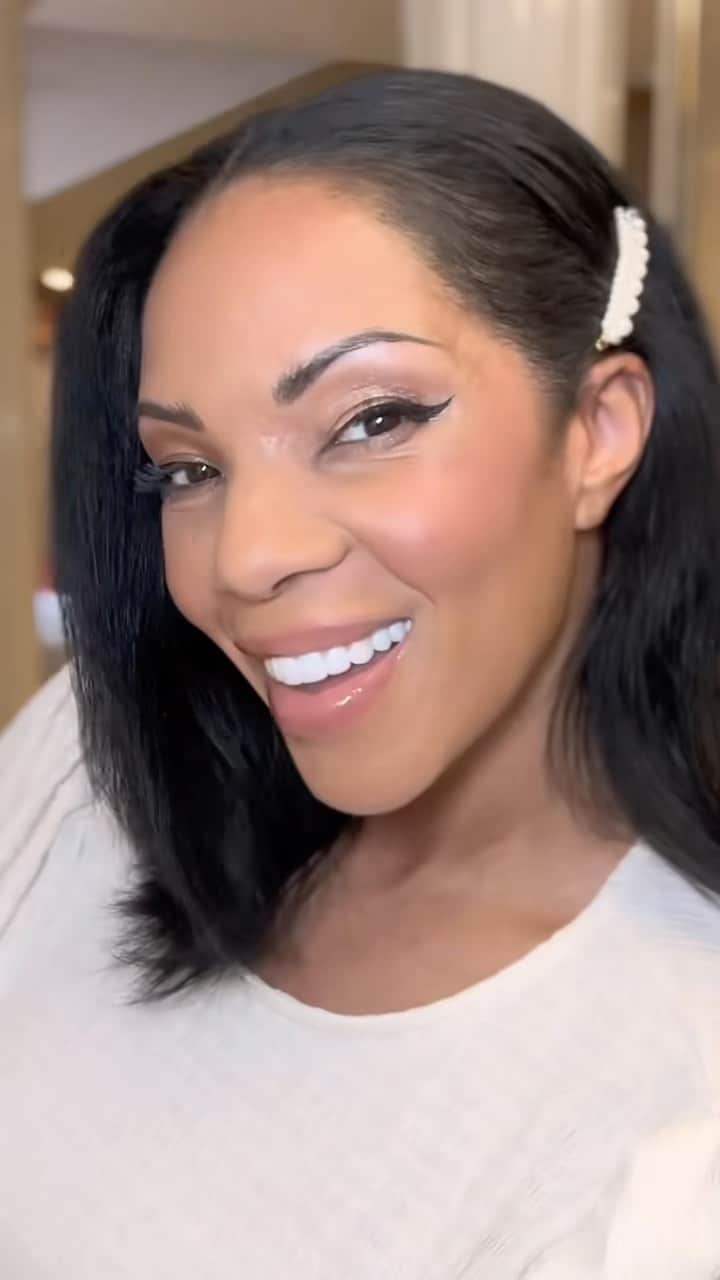 Revlonのインスタグラム：「Gray hair? Never heard of her. Achieve 100% Gray coverage with #ColorSilk Beautiful Hair Color!  @iamsamanthabraham effortlessly ditches unwanted grays with  #ColorSilk in Natural Blue Black (12)  Are you ready to make your move? Shop #ColorSilk on Revlon.com!」