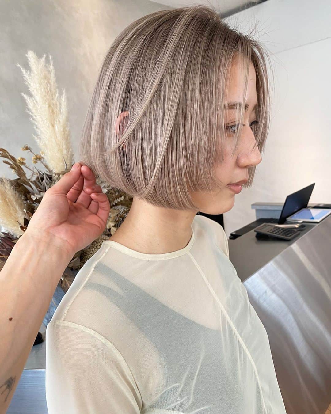 MORIZO カラースペシャリストのインスタグラム：「根元暗めのフルブリーチ ワンレンのbobに飽きたらサイドつくるのもかわいい☺︎」