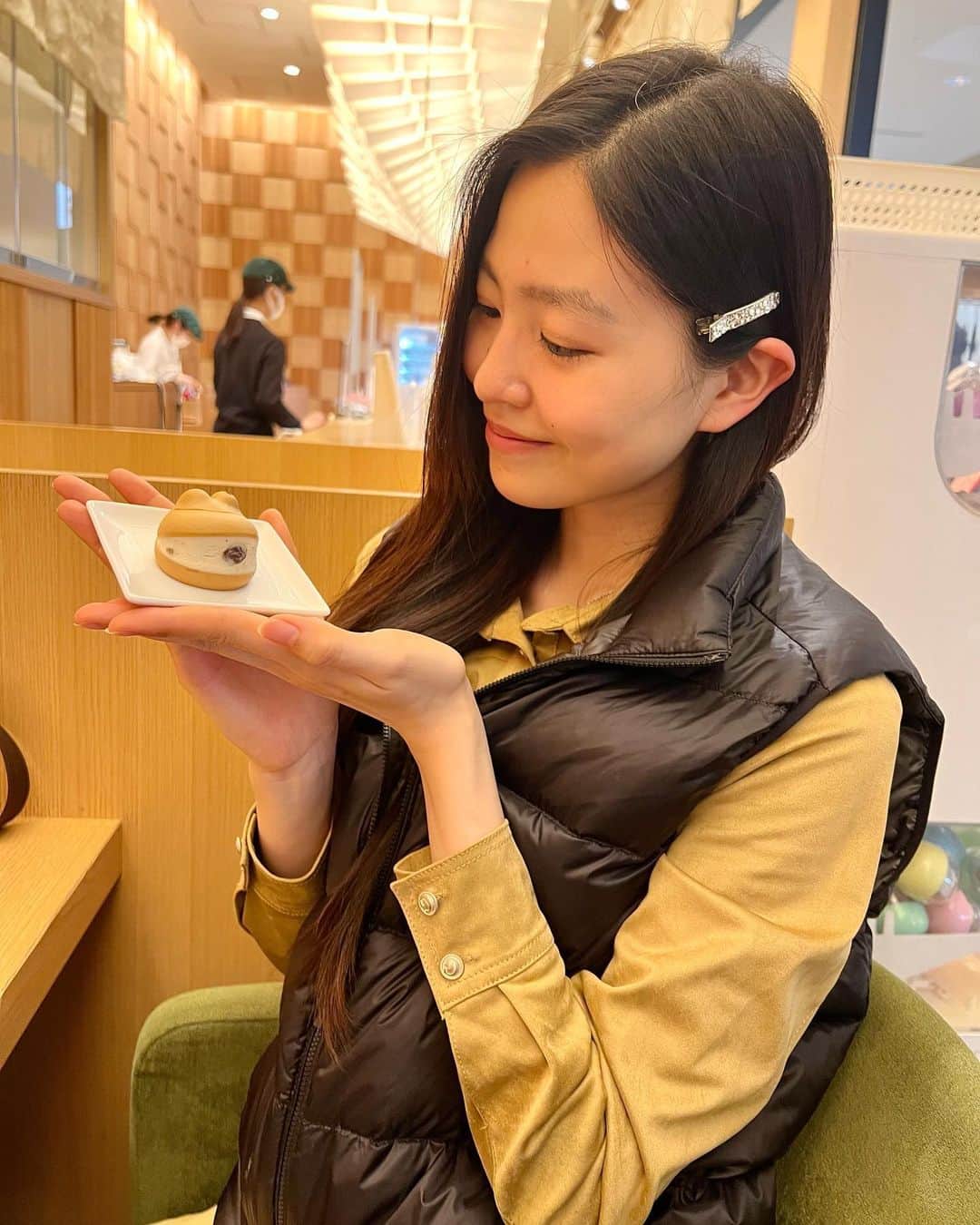 のインスタグラム：「念願のケロトッツォ🐸✨  この日は久野さん(@junkuno_7575 )とランチをご一緒していただいた後に、｢ケロトッツォ食べたいです‼️｣という私のわがままに付き合ってくださり、食べに行ってきました😢✨ とっても美味しかったですし、ガチャガチャもやれて大満足です😍💖  普段から大変お世話になっている久野さん✨ とっても優しくて,人のいい所をたくさん見つけられて、分からないことなどは丁寧に分かりやすく教えてくださって、悩みも聞いてくださって、お話をしているとたくさん学ぶことがあって、、、書出したら止まらないです😂  こんな私のことを大切にしてくださって、悩みも沢山聞いてくださって、その悩みを解決するためにお忙しい中様々なことを考えてくださって、的確なお返事をくれる久野さん、、😢 本当にいつもありがとうございます😢✨ これからもよろしくお願いいたします😢‼️‼️   #名古屋  #名古屋グルメ   #名古屋カフェ   #名古屋駅  #名古屋駅グルメ   #名駅  #名駅カフェ   #カフェ  #Cafe  #ケロトッツォ  #ケロトッツォラムレーズン   #青柳総本家   #青柳総本家カエルまんじゅう   #カエルまんじゅう  #抹茶  #抹茶カフェ   #抹茶スイーツ   #抹茶ラテ」