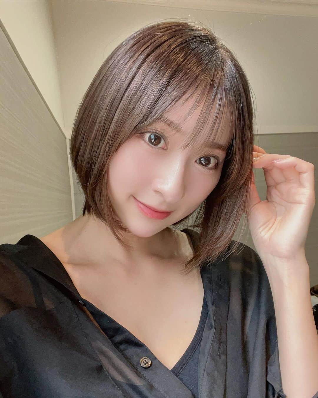 緒方咲さんのインスタグラム写真 - (緒方咲Instagram)「NEWヘアー💇‍♀️💕  LOANA六本木さの山根さん(@yujiyamane )に 髪の毛綺麗にしてもらいましたっ✂️✨  落ち着いたナチュラルブラウン🧸🤎  いつも素敵な髪型にして下さり 本当にありがとうございます🙇‍♀️💓  2枚目の写真は、山根さん(@yujiyamane )が 開発したヘアケア商品｢𝐌𝐈𝐈（ミィ）｣ 🧖‍♀️🧴  ✨✨✨(@mii.hair_official )✨✨✨ ⁡ 山根さんのこだわりがギュッと詰まってて このシャンプーとトリートメントを使うと サロン仕上げのようなサラサラ髪に なるからまぢ神😭👏💖  #loana #loanaroppongi #roppongi #六本木 #ヘアサロン #hairsalon #mii #miihair #haircare #miiシャンプー #miiトリートメント #シャンプー #トリートメント #ヘアケア #シャンプー難民 #ホームケア #ホームケアが大切 #ミィーシャンプー #ミィートリートメント #hair #japanesegirl #萌 #自拍 #模特 #粉我 #tbt #swag #动漫 #Instagravure #instalove」4月21日 22時30分 - chaaansaki