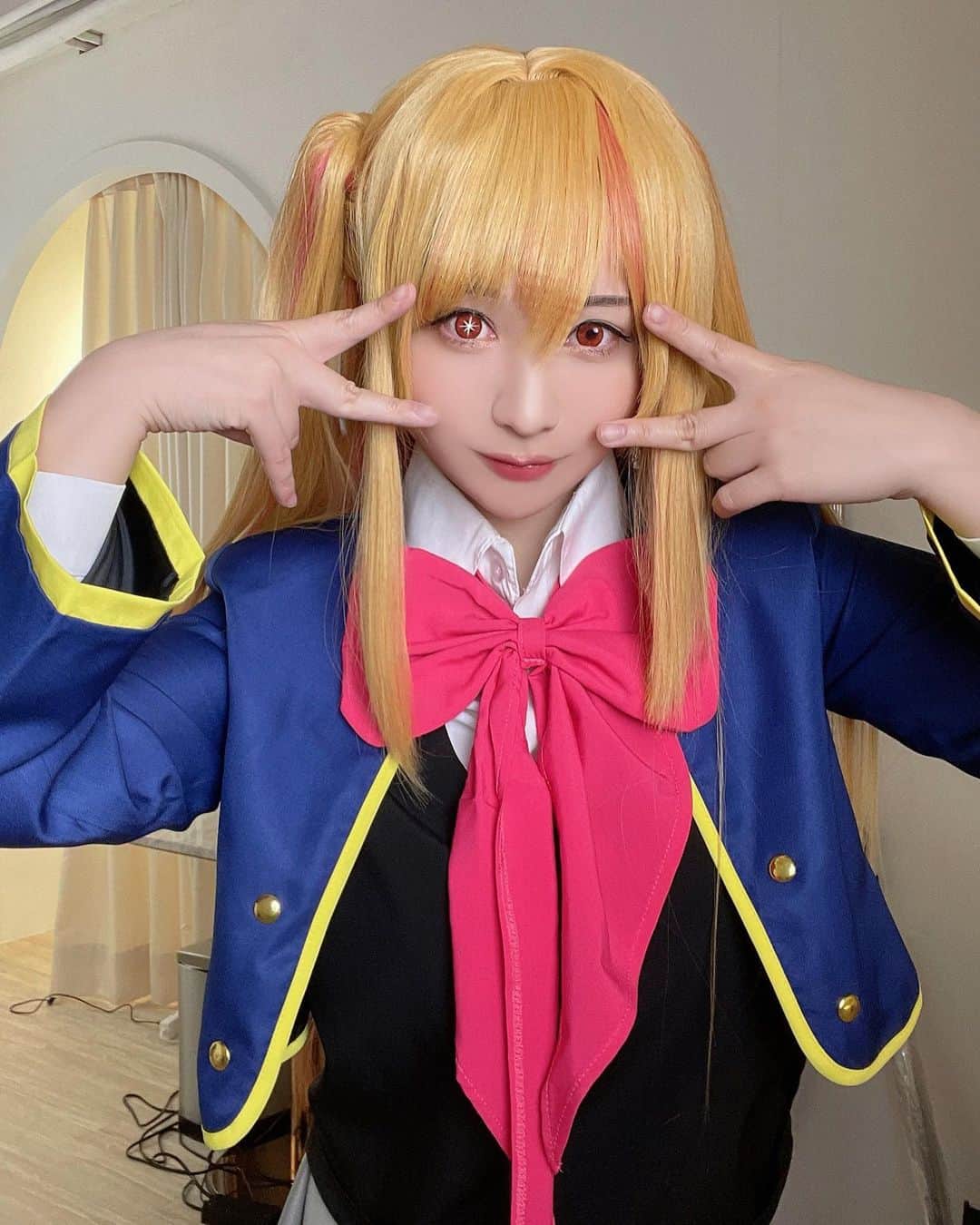 千尋のインスタグラム：「アイドルになりたい❤️ ☆目標成為跟媽媽一樣的偶像☆ 終於出啦!!!!!!!  阿奎亞哥哥是☆  @tsun_mikoto  ※(自拍鏡所以是反的)  #星野露比 #我推的孩子 #推しの子 #cosplay  #oshinoko」