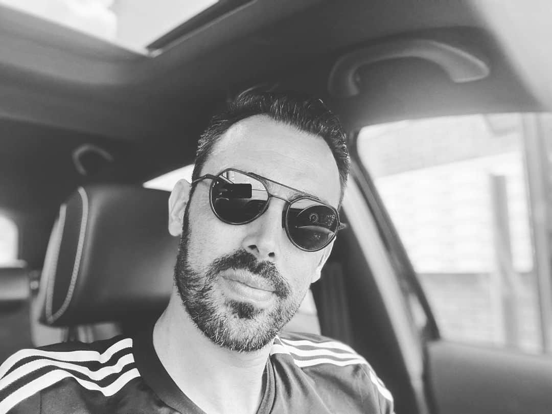 ジョルディ・コディーナのインスタグラム：「Friday mood…」