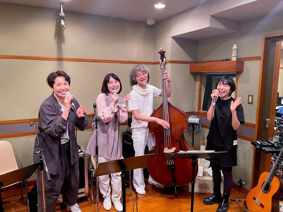 Salyuのインスタグラム：「本日リハでした🎤 ワイワイ🙌🏻✨✨  いよいよ来週28日は LIVE in the DARK w/salyu × salyu お越しになる方はお楽しみにっ‼️  #Salyu」