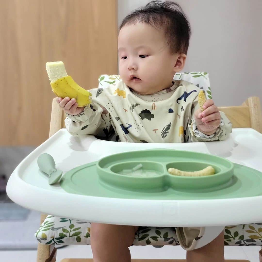 何維健さんのインスタグラム写真 - (何維健Instagram)「Exciting news! Nori has officially started BLW and we couldn't be more thrilled! 🎉 We've been using the @stokkebaby Tripp Trapp High Chair that we got from @mothercaresg as a family chair since my wife Jellies' pregnancy, and it's been amazing to watch Nori grow up alongside it.   Now that she's ready for solids, we're grateful for how the Tripp Trapp's adjustable design has made it easy to use for mealtime. It's great to have a chair that grows with your child, and we're looking forward to many more happy mealtime memories with our Tripp Trapp.    #BLWjourney #StokkeTrippTrapp #GrowingWithYourChild #mothercaresg #stokkebaby」4月21日 22時42分 - derrickhoh