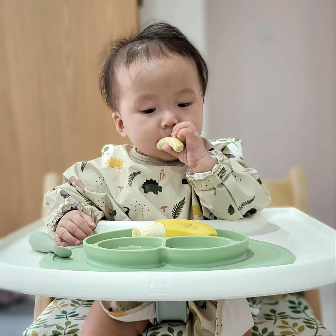 何維健さんのインスタグラム写真 - (何維健Instagram)「Exciting news! Nori has officially started BLW and we couldn't be more thrilled! 🎉 We've been using the @stokkebaby Tripp Trapp High Chair that we got from @mothercaresg as a family chair since my wife Jellies' pregnancy, and it's been amazing to watch Nori grow up alongside it.   Now that she's ready for solids, we're grateful for how the Tripp Trapp's adjustable design has made it easy to use for mealtime. It's great to have a chair that grows with your child, and we're looking forward to many more happy mealtime memories with our Tripp Trapp.    #BLWjourney #StokkeTrippTrapp #GrowingWithYourChild #mothercaresg #stokkebaby」4月21日 22時42分 - derrickhoh