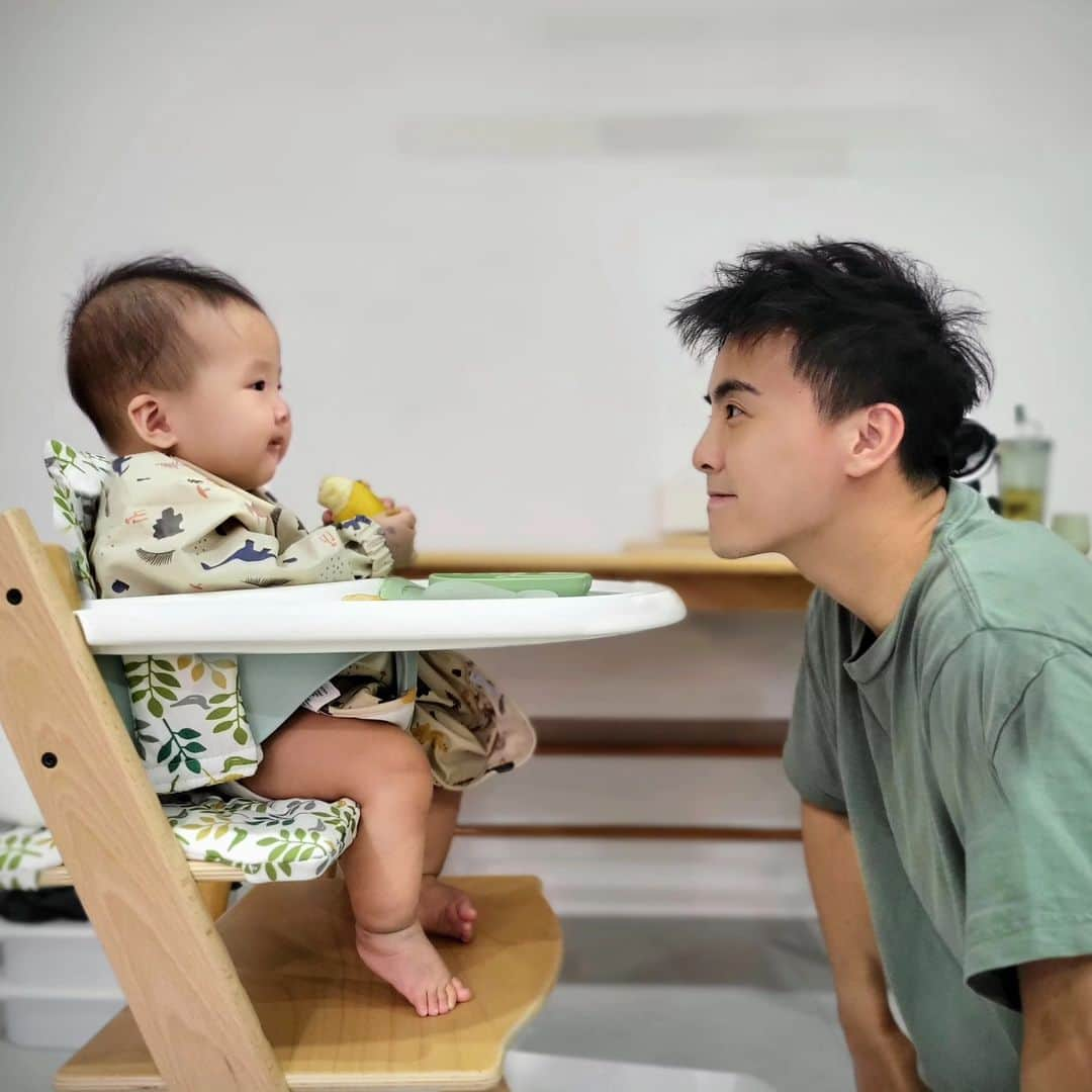 何維健さんのインスタグラム写真 - (何維健Instagram)「Exciting news! Nori has officially started BLW and we couldn't be more thrilled! 🎉 We've been using the @stokkebaby Tripp Trapp High Chair that we got from @mothercaresg as a family chair since my wife Jellies' pregnancy, and it's been amazing to watch Nori grow up alongside it.   Now that she's ready for solids, we're grateful for how the Tripp Trapp's adjustable design has made it easy to use for mealtime. It's great to have a chair that grows with your child, and we're looking forward to many more happy mealtime memories with our Tripp Trapp.    #BLWjourney #StokkeTrippTrapp #GrowingWithYourChild #mothercaresg #stokkebaby」4月21日 22時42分 - derrickhoh