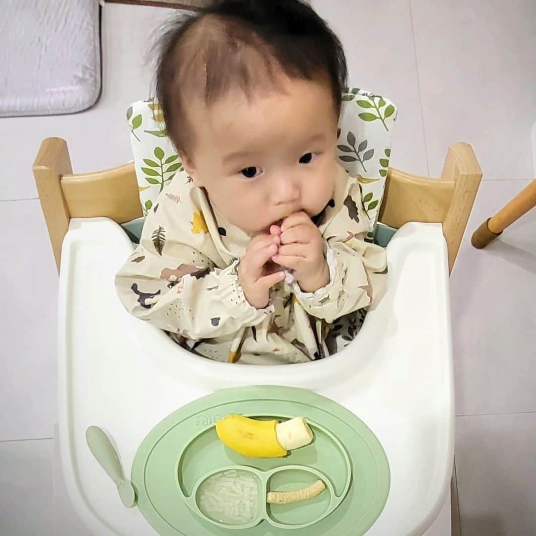 何維健さんのインスタグラム写真 - (何維健Instagram)「Exciting news! Nori has officially started BLW and we couldn't be more thrilled! 🎉 We've been using the @stokkebaby Tripp Trapp High Chair that we got from @mothercaresg as a family chair since my wife Jellies' pregnancy, and it's been amazing to watch Nori grow up alongside it.   Now that she's ready for solids, we're grateful for how the Tripp Trapp's adjustable design has made it easy to use for mealtime. It's great to have a chair that grows with your child, and we're looking forward to many more happy mealtime memories with our Tripp Trapp.    #BLWjourney #StokkeTrippTrapp #GrowingWithYourChild #mothercaresg #stokkebaby」4月21日 22時42分 - derrickhoh