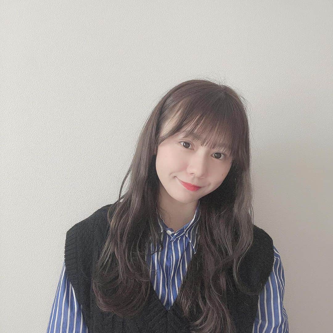 松本慈子のインスタグラム：「* 美容院day…💇‍♀️ 色落ちも楽しみっ☺️💞 みんな、3枚目が好きなんでしょ？笑  #髪色 #アッシュ #アッシュカラー #アッシュグレー」