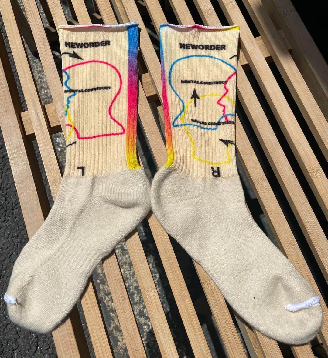 のインスタグラム：「@neworder_apparel  秋冬展示会開催中です‼️  前回好評だった　@tr_eq との リサイクルウールソックス  履き心地はそのままに 足首より上の部分をリサイクルポリを使用してインクジェットプリントでデザイン性を高めるボディを　@toyosenico さんと作らせてもらいました  #sdgs #駿河太郎 #ファション #こだわり  #たのしい #ハッシュタグ  #surf #ストリートファッション  #モード」