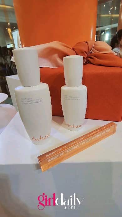 CeCi Thailandのインスタグラム：「SULWHASOO เปิดตัว POP-UP STORE: WORLD OF BEAUTY ชวนสัมผัส "ศาสตร์แห่งภูมิปัญญา สู่ ความงามของโซลวาชู" BUILDING A WORLD OF BEAUTY POWERED BY ART AND HERITAGE พร้อมหนุ่มสุดฮอต @gulfkanawut  ร่วมงาน  ภายในงานพบกับกิจกรรมและโปรโมชั่นพิเศษ พร้อมรับฟรี ผลิตภัณฑ์ขนาดทดลองมูลค่าสูงสุด 1,000 บาท (จำนวนจำกัด) และร่วมสัมผัสประสบการณ์ผ่านทั้ง 5 โซนจาก Sulwhasoo ได้แล้ววันนี้ - 26  เมษายน 2566 ณ แฟชั่น ฮอลล์ ชั้น 1 สยามพารากอน  #sulwhasooworldofbeautythailand #Sulwhasoo_PopupstoreTH   #firstcareactivatingserum  #swspopupstorexgulf」