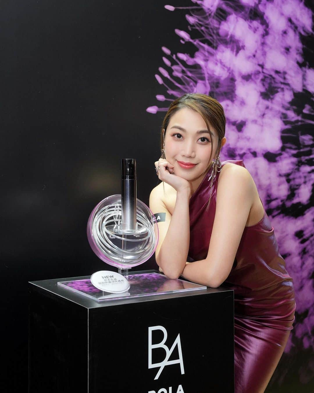 レスレイ・チアンさんのインスタグラム写真 - (レスレイ・チアンInstagram)「Moisture and Science in a Bottle 💜 The new POLA B.A Line not only tightens the skin, but can also help contour our face too! “護膚乳霜已不能只滿足於保濕功效，它有了全新使命。” 🌸🧏🏻‍♀️ Thank you for having me, @polahk!  #POLA #POLAHK #BA #MilkFoam #Antiaging #精華泡沫乳液 @POLAHK   #LEWK Dress by @netaporter #netaporter @rickowens Hair and Make Up by meee」4月22日 13時00分 - lesleychianglove