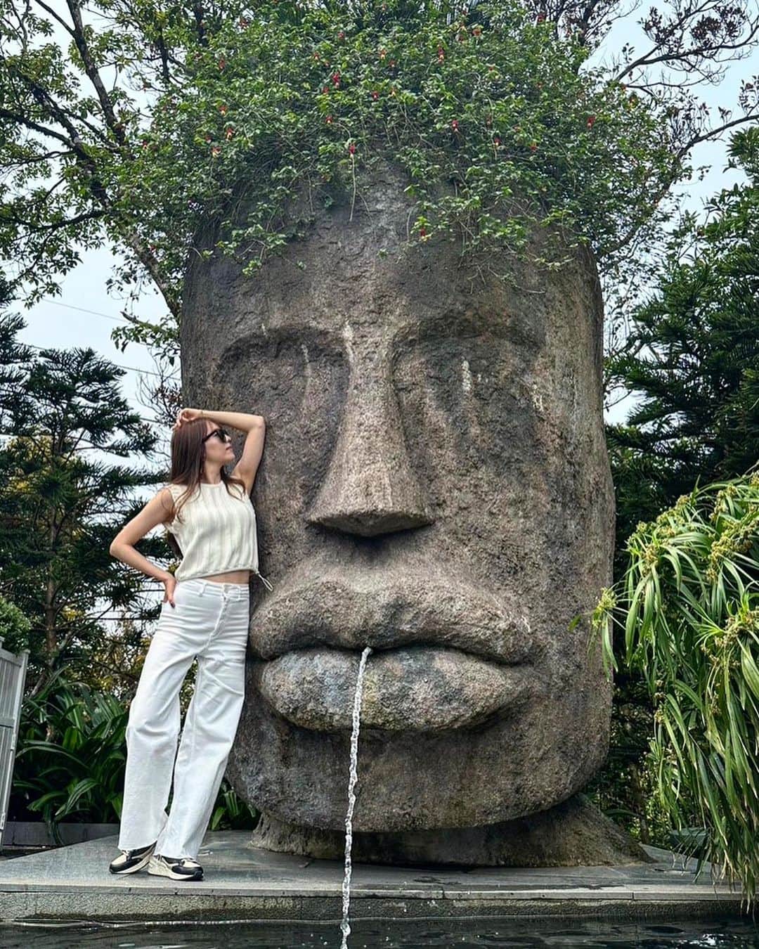 今村仁美のインスタグラム：「今更だけど、 🇻🇳ダナン🇻🇳行ってた✋ 映えるとこばかりで、 可愛い国でした♡  謎の顔の前でドヤ立ち😎  #ベトナム #ダナン #新婚旅行じゃないよ #アジア旅行メモ」