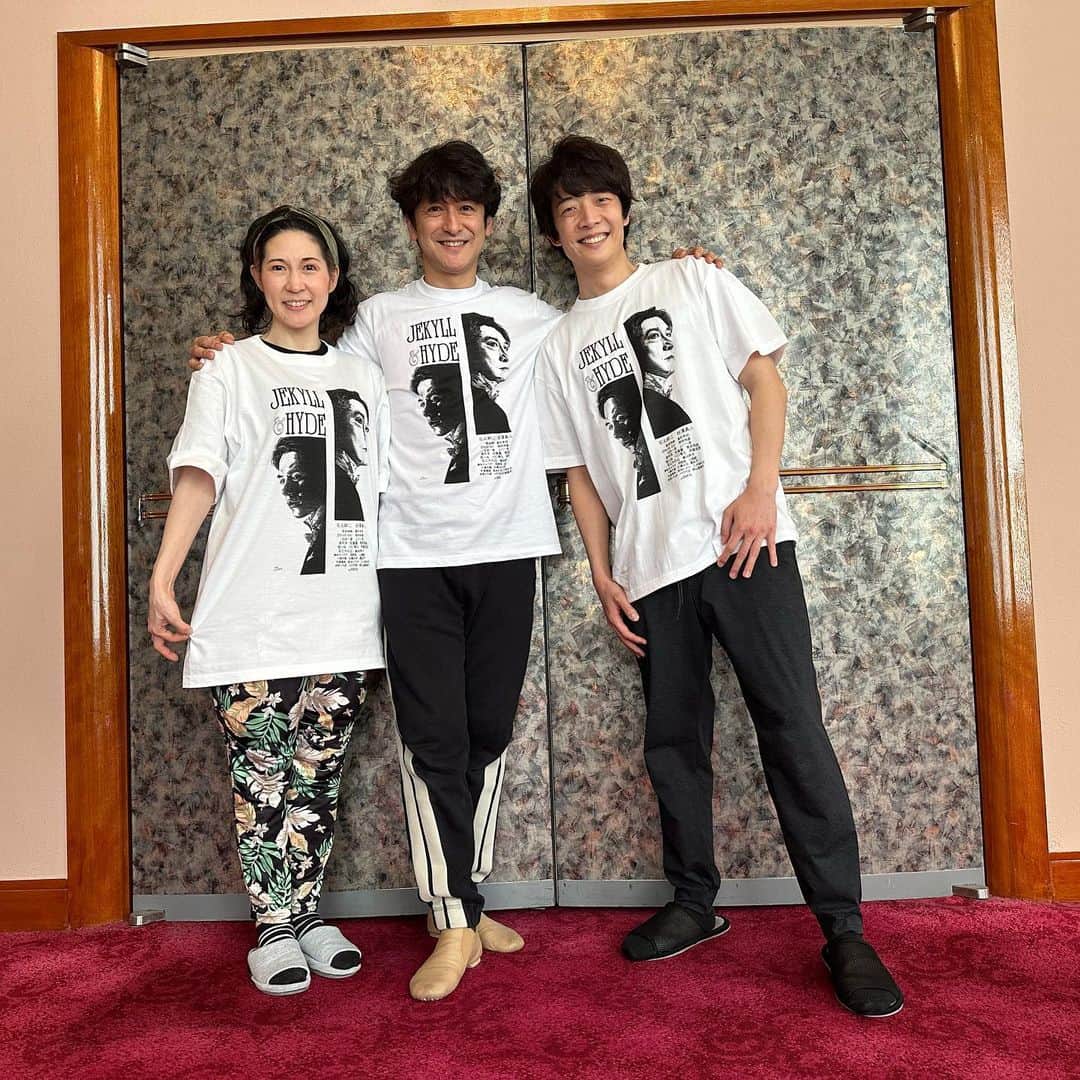 石丸幹二さんのインスタグラム写真 - (石丸幹二Instagram)「#ジキルアンドハイド 大阪公演会場は懐かしの #梅田芸術劇場メインホール   以前書いてくれた #熊代浩児 画伯のあの絵をカンパニーTシャツにしました‼️ 1枚目は #川口大地 さん  #舩山智香子 さん この2人はしっかりスイングの仕事を務め上げてくれました。大地は東京藝大の後輩でもあります‼️ 2枚目は しなやか #玲実くれあ さんと 3枚目は カンパニーの仲間たちと‼️ #石丸幹二」4月21日 22時37分 - team_kanji_ishimaru