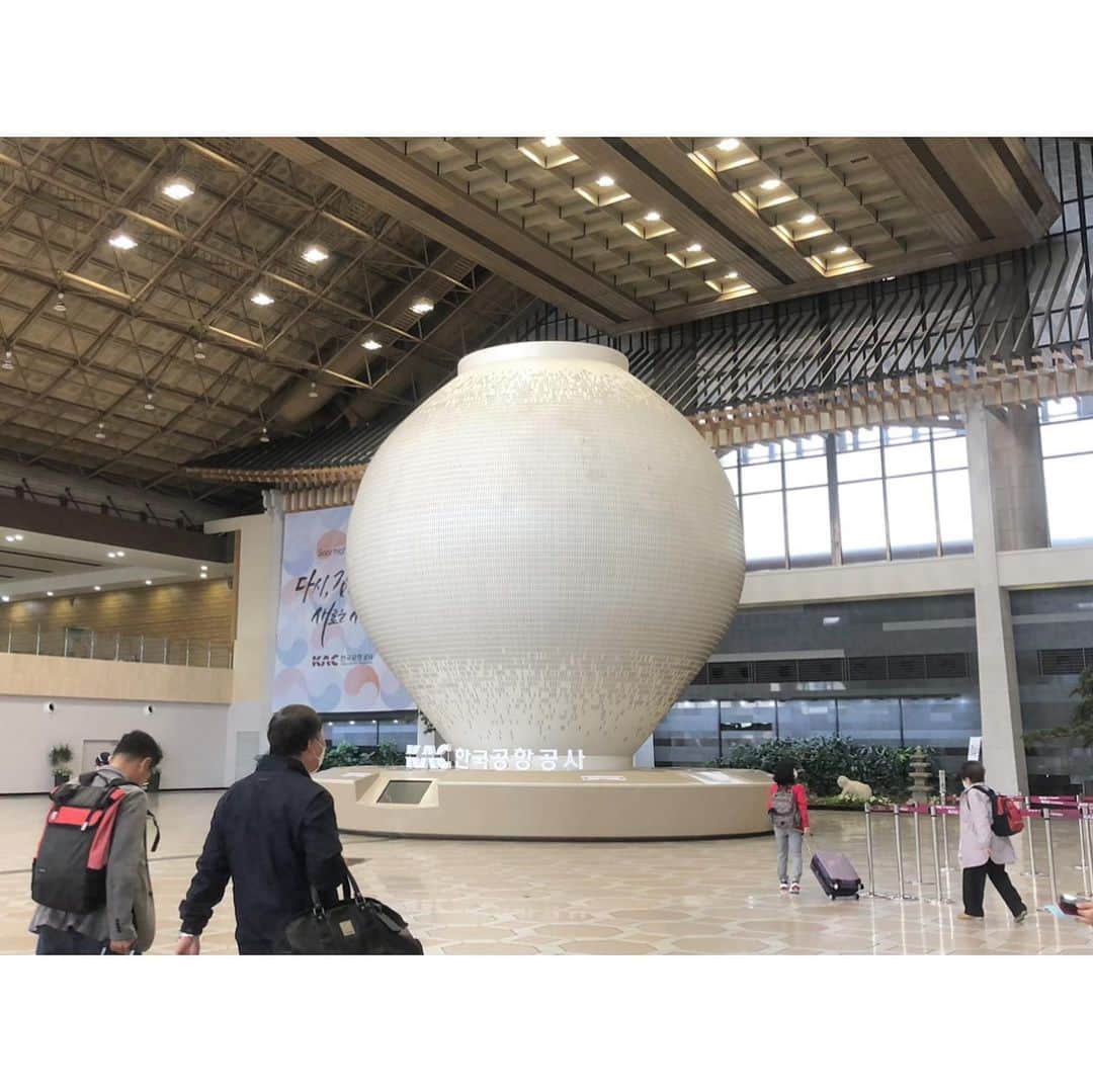 井山三希子さんのインスタグラム写真 - (井山三希子Instagram)「・ 近くの市場で買い物をして金浦空港へ  ４年振りの海外は新たなシステムにコロナ対応の手続きがアナログは私にはなかなか面倒だった… もっと気軽にまた旅に行きたい」4月21日 22時39分 - nikoyagi