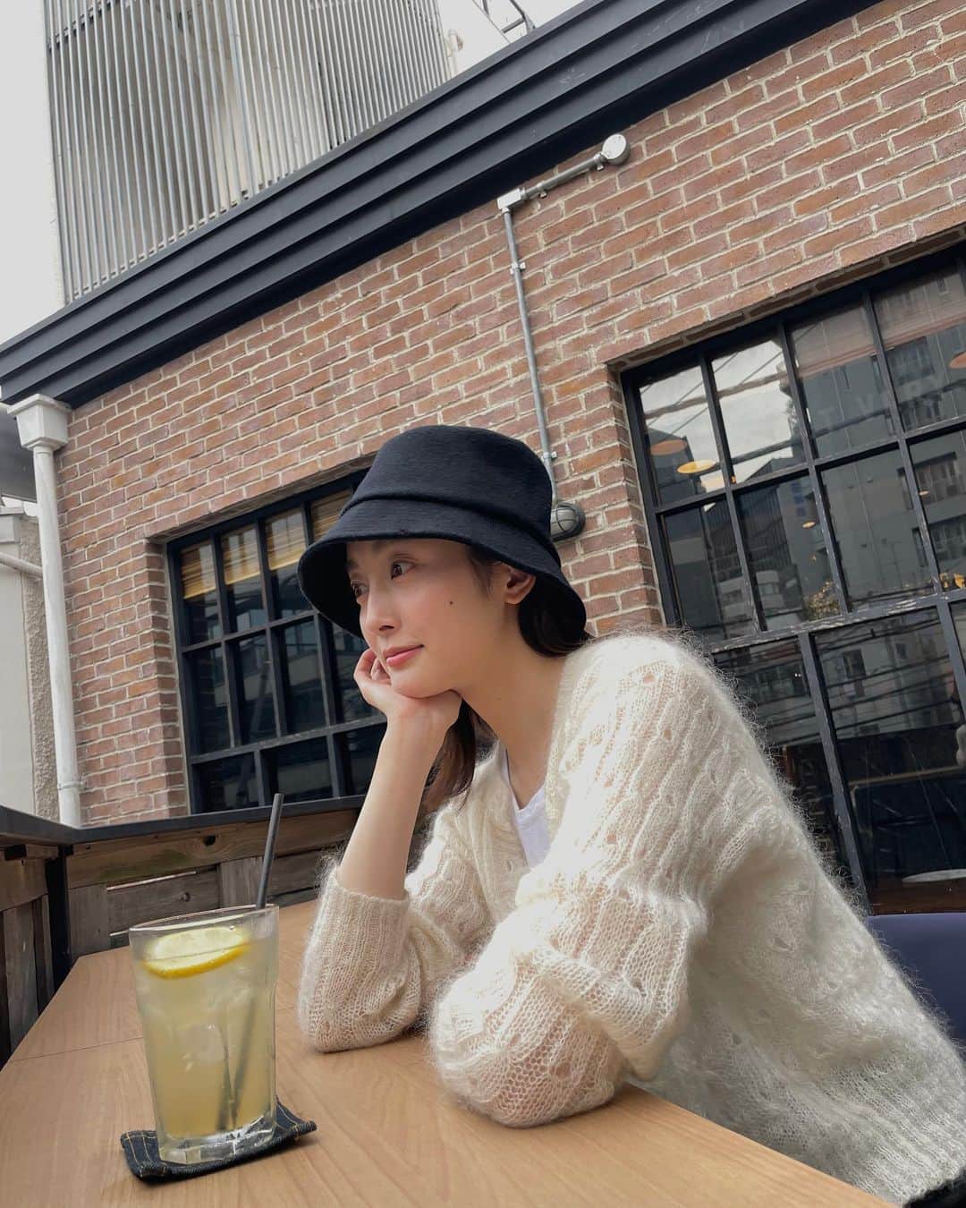 泉見祐希のインスタグラム：「撮影終わりにカフェでまったり😴🥤」