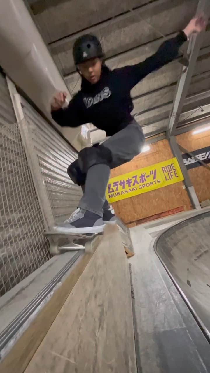 開心那のインスタグラム：「up to grind ⤴︎ ☆fifty ＆ smith☆ 🤳 @_keigo210_   @vans @vansskate @vansskateapac @vansjapan @welcomeskateboards @spitfirewheels @187killerpads @triple8nyc @independenttrucks @bonesbearings @jessupgriptape @mbm_parkbuilders @hotdoggeryesso」