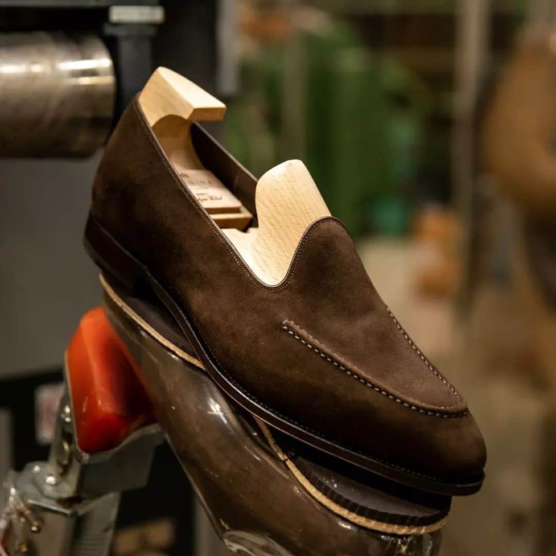 カルミナさんのインスタグラム写真 - (カルミナInstagram)「Unlined Slippers 80709 | Brown Suede   Equipped with a full leather sole using our latest Flex Goodyear welt, an exceptionally flexible and light construction.  Style made on Uetam last. Last shaped exclusively for loafers. It’s low on the instep and narrow fitting.  #carmina #carminashoemaker #カルミナ #handmadeshoes #ootdshoes #classicshoes #dressshoes #shoeslovers #shoesoftheday #shoesonline #customshoes #shoesshop #shoestagram #footwear  #styleforum #shoesaddict #shoes #shoeslover #instashoes #suedeshoes #suedeleather #suede #gentlemanshoes #leathershoesmen #classyman #classicshoesformen #menstyle #dandystyle #mensshoes #mensweartips」4月21日 22時43分 - carminashoemaker