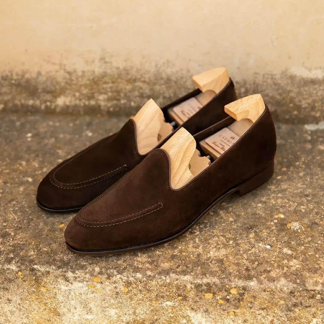 カルミナのインスタグラム：「Unlined Slippers 80709 | Brown Suede   Equipped with a full leather sole using our latest Flex Goodyear welt, an exceptionally flexible and light construction.  Style made on Uetam last. Last shaped exclusively for loafers. It’s low on the instep and narrow fitting.  #carmina #carminashoemaker #カルミナ #handmadeshoes #ootdshoes #classicshoes #dressshoes #shoeslovers #shoesoftheday #shoesonline #customshoes #shoesshop #shoestagram #footwear  #styleforum #shoesaddict #shoes #shoeslover #instashoes #suedeshoes #suedeleather #suede #gentlemanshoes #leathershoesmen #classyman #classicshoesformen #menstyle #dandystyle #mensshoes #mensweartips」