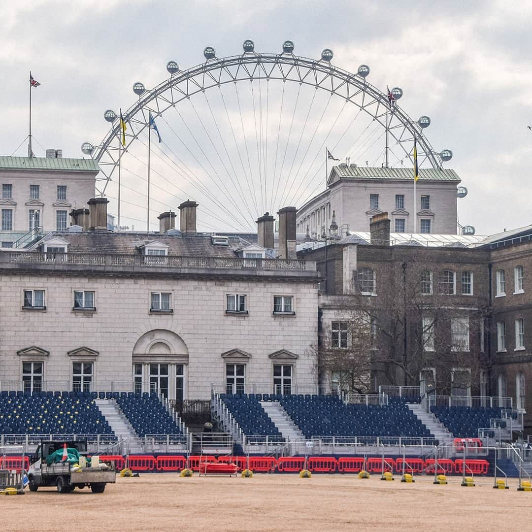 TIME Magazineさんのインスタグラム写真 - (TIME MagazineInstagram)「When it reigns, it pours: These photos show London being transformed for King Charles III's Coronation.  The last time Britain hosted a coronation was 70 years ago, when Queen Elizabeth II was crowned before more than 8,000 guests.  To mark the occasion, London is receiving a royal makeover before tourists from around the world flock to the capital.  See more photos at the link in our bio. Photographs by Justin Tallis—AFP/Getty Images; Oli Scarff—AFP/Getty Images; Dan Kitwood—Getty Images; Carl Court—Getty Images; Vuk Valcic—SOPA Images/Shutterstock」4月21日 22時43分 - time