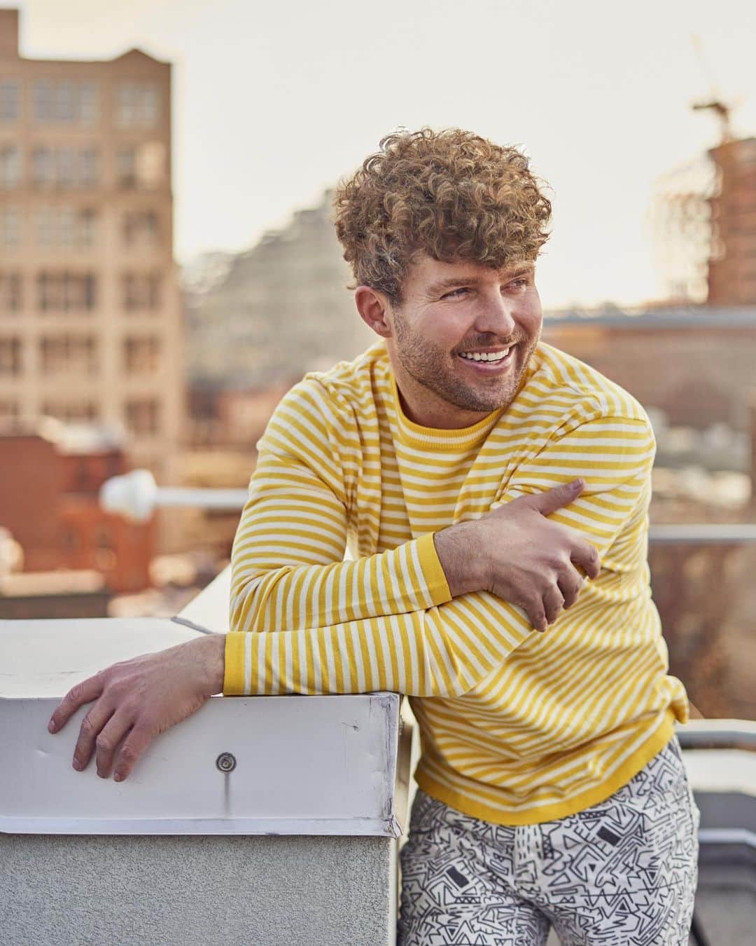 ティモウェイランドのインスタグラム：「💛🤍 Capri-inspired TW stripes & my fave 1980s jorts from the iconic @keithharingfoundation Pop Shop in SoHo ✔️ photo cred 📸 @troyhallahan cc: @groupe.nyc」