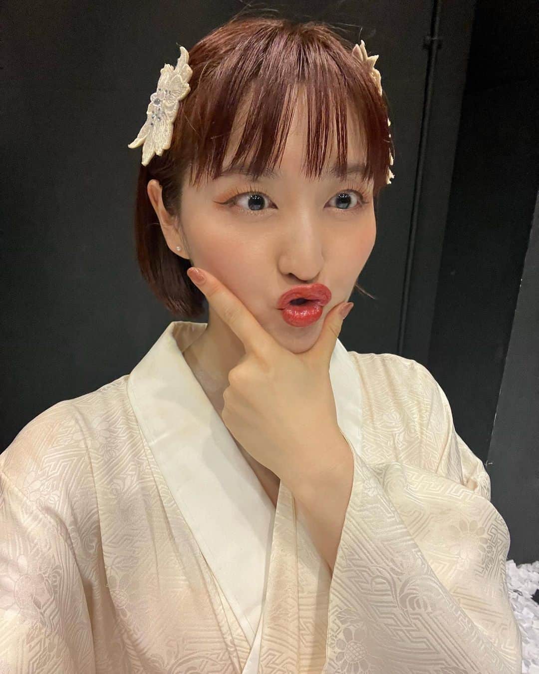 岩井七世のインスタグラム：「本日もご来場ありがとうございました！ 『新約東海道四谷怪談』 この土日で終わっちゃいます。さみし。  明日も変わらずドタバタと、力強くかっこよく美しく大胆にチャーミングに色っぽく全力で楽しみたいと思います。  ちなみにこんな感じで本番の合間に自撮りチェキの撮り下ろしを、おのおのがんばっている。。なるべく色んな衣装で出来るように本番中も着替えるたびにやってます！みんなかわいいよ。  お誕生日おめでとうってことでお祝いに会いにきてくださると、これ幸いです🫶🌼  #新約東海道四谷怪談 #四谷怪談」