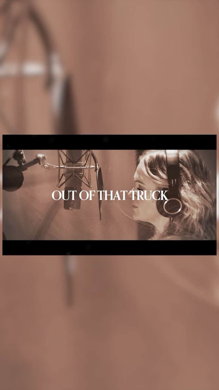 キャリー・アンダーウッドのインスタグラム：「Check out the official audio video for “Out Of That Truck” with behind the scenes footage from the studio! Watch the full video now! *link in bio」
