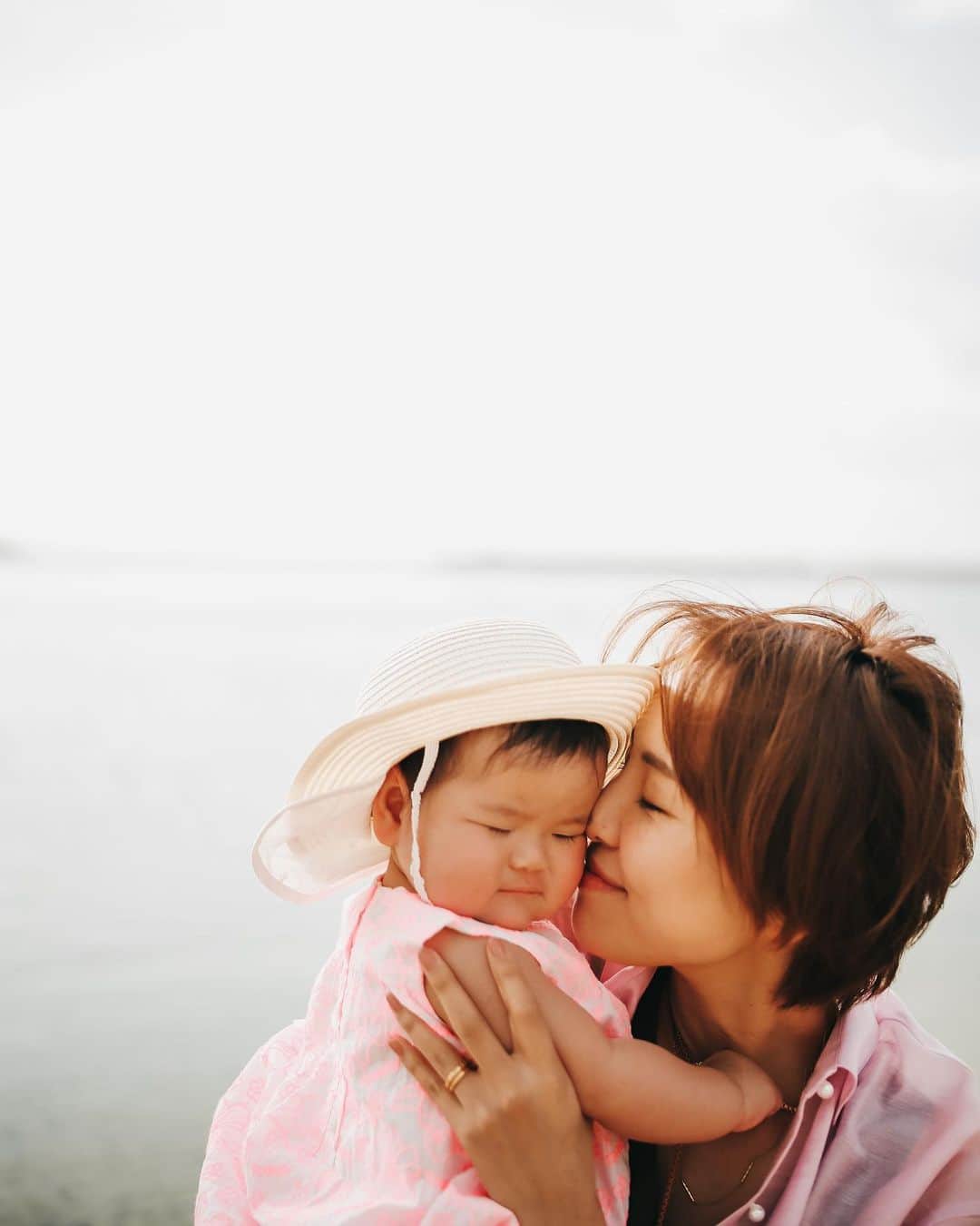 小松あやのインスタグラム：「. あっという間に1歳10か月。 　 大丈夫か？ってぐらい常にぽんぽこりんだったお腹も、最近はなんだかシュッとしてきて、体型が子どもになってきた👧🏻 　 写真は9か月の時に石垣島に行った時の。この頃まだ赤ちゃんだなあ。この頃のムチムチボディが恋しいわ🐻‍❄️ 　 #思い出グラム #子どもの成長」