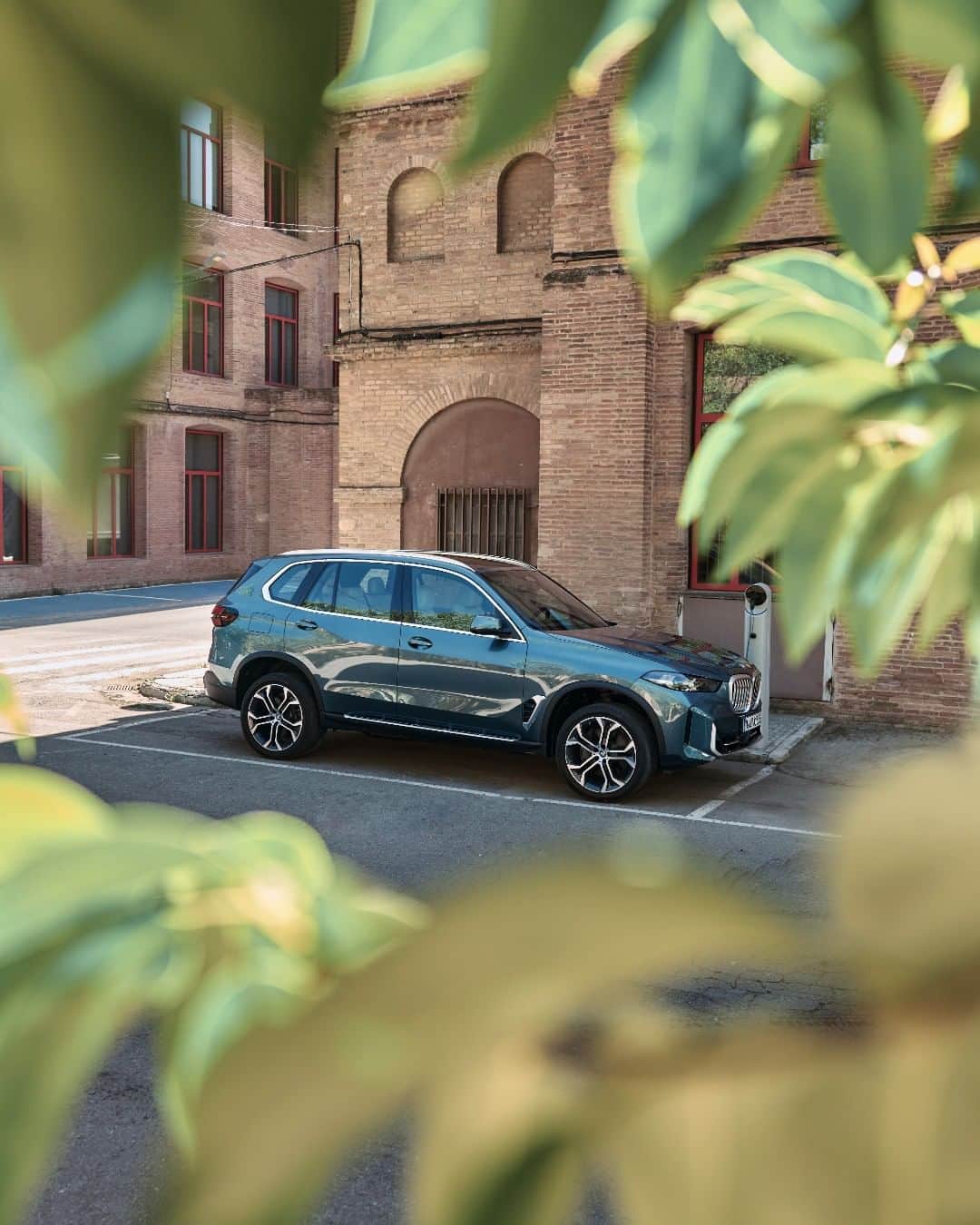 BMWのインスタグラム：「It's time to branch out. The new BMW X5 Plug-in Hybrid. #THENEWX5 #THEX5 #BMW __ BMW X5 xDrive50e: Combined fuel consumption, weighted: 1.1–0.8 l/100 km. Combined power consumption, weighted: 27.0–22.9 kWh/100 km. Combined CO2 emissions, weighted: 26–18 g/km. Electric range: 94.0–110.0 kilometers. All data according to WLTP. Further info: www.bmw.com/disclaimer」