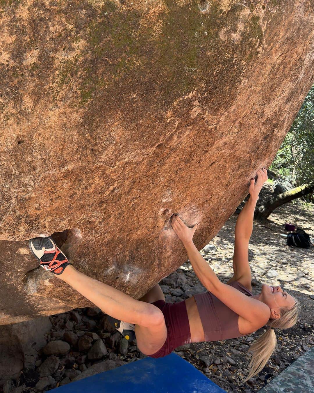 シエラ・ブレア・コイルのインスタグラム：「The boulder might change, but the try hard stays the same 😆  @myclimbapp not only lets you log your indoor and outdoor boulders, it has training plans that can help you with whatever you are specifically trying to improve in your training.  Pro tip…I recommend any of my core plans 😃 Because who doesn’t need a stronger core?  Photo 1: Taken by @queencreekbouldering on Double D Low, V12 at Oak Flat, AZ Photo 2: Taken by @tc.bukowski during a training sesh at @rock.solid.climbing   #theClimbingTrainingApp #LogAnyClimbAnywhere #LearnTrainClimb」