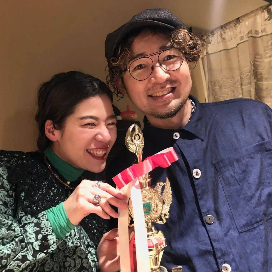 Miki Kajiwaraさんのインスタグラム写真 - (Miki KajiwaraInstagram)「昨日は、一年に一回の 決起集会。。。🌿🌿 . . 毎年この時期になると沢山の方に感謝を伝えるべく、自分のことを書かせてもらってる日🌿🌿🌿 . . 今年もありがたい話で沢山の賞を頂くことができました🌿🌿 . . 何より一番嬉しかったのは、初めて頂いたOGUさん賞でした♥️♥️♥️♥️ ..  . 日頃来ていただいてるお客様、そしていつも支えてくれてるスタッフ、友達、家族に感謝して、来年も飛躍できる一年にしていきたいです⭐️⭐️ . . 沢山の花💐に囲まれて、幸せな一日でした🌸🌷 . 18年目もフレッシュな初心の気持ち忘れずに、毎日美容師✂️楽しんでいきます🙆‍♀️ . . 2枚目→大好きな相方あづちゃんとのツーショット♥️ . 3枚目→アシスタントの時から支えてくださってる社長竹内さんとのツーショット🌿 . 4枚目→全員では撮れなかったけどairlineスタッフと♥️♥️」4月21日 22時52分 - kajimagic