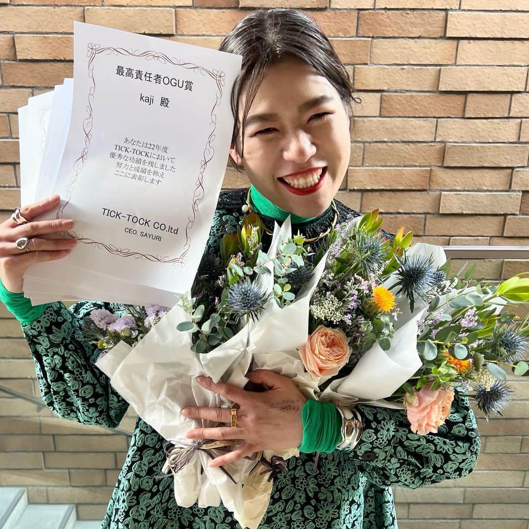 Miki Kajiwaraのインスタグラム：「昨日は、一年に一回の 決起集会。。。🌿🌿 . . 毎年この時期になると沢山の方に感謝を伝えるべく、自分のことを書かせてもらってる日🌿🌿🌿 . . 今年もありがたい話で沢山の賞を頂くことができました🌿🌿 . . 何より一番嬉しかったのは、初めて頂いたOGUさん賞でした♥️♥️♥️♥️ ..  . 日頃来ていただいてるお客様、そしていつも支えてくれてるスタッフ、友達、家族に感謝して、来年も飛躍できる一年にしていきたいです⭐️⭐️ . . 沢山の花💐に囲まれて、幸せな一日でした🌸🌷 . 18年目もフレッシュな初心の気持ち忘れずに、毎日美容師✂️楽しんでいきます🙆‍♀️ . . 2枚目→大好きな相方あづちゃんとのツーショット♥️ . 3枚目→アシスタントの時から支えてくださってる社長竹内さんとのツーショット🌿 . 4枚目→全員では撮れなかったけどairlineスタッフと♥️♥️」