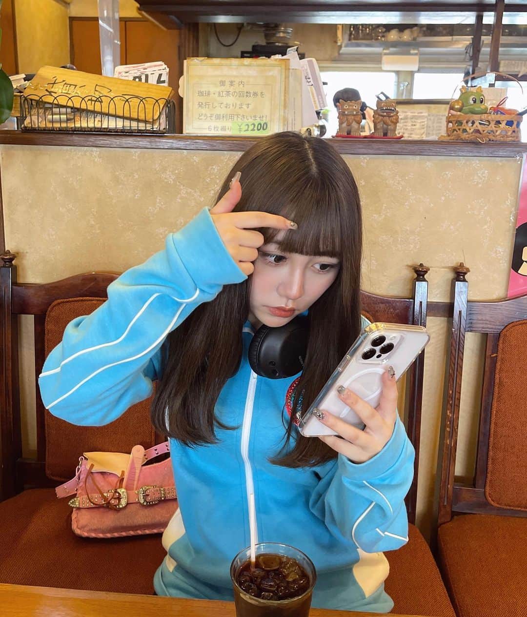 ゆらさんのインスタグラム写真 - (ゆらInstagram)「古着ジャージ可愛いでしょうぅ💍🧊💎🐦🐬💧❄️  .  #y2kファッション #y2k  #ファッション #韓国ファッション #Japanesegirl #ootd #Japanesefashion#dollskill #古着#古着コーデ#厚底#l4l#02#ジャージ#春コーデ #yosuke#03#喫茶店」4月21日 22時55分 - lalalim_00