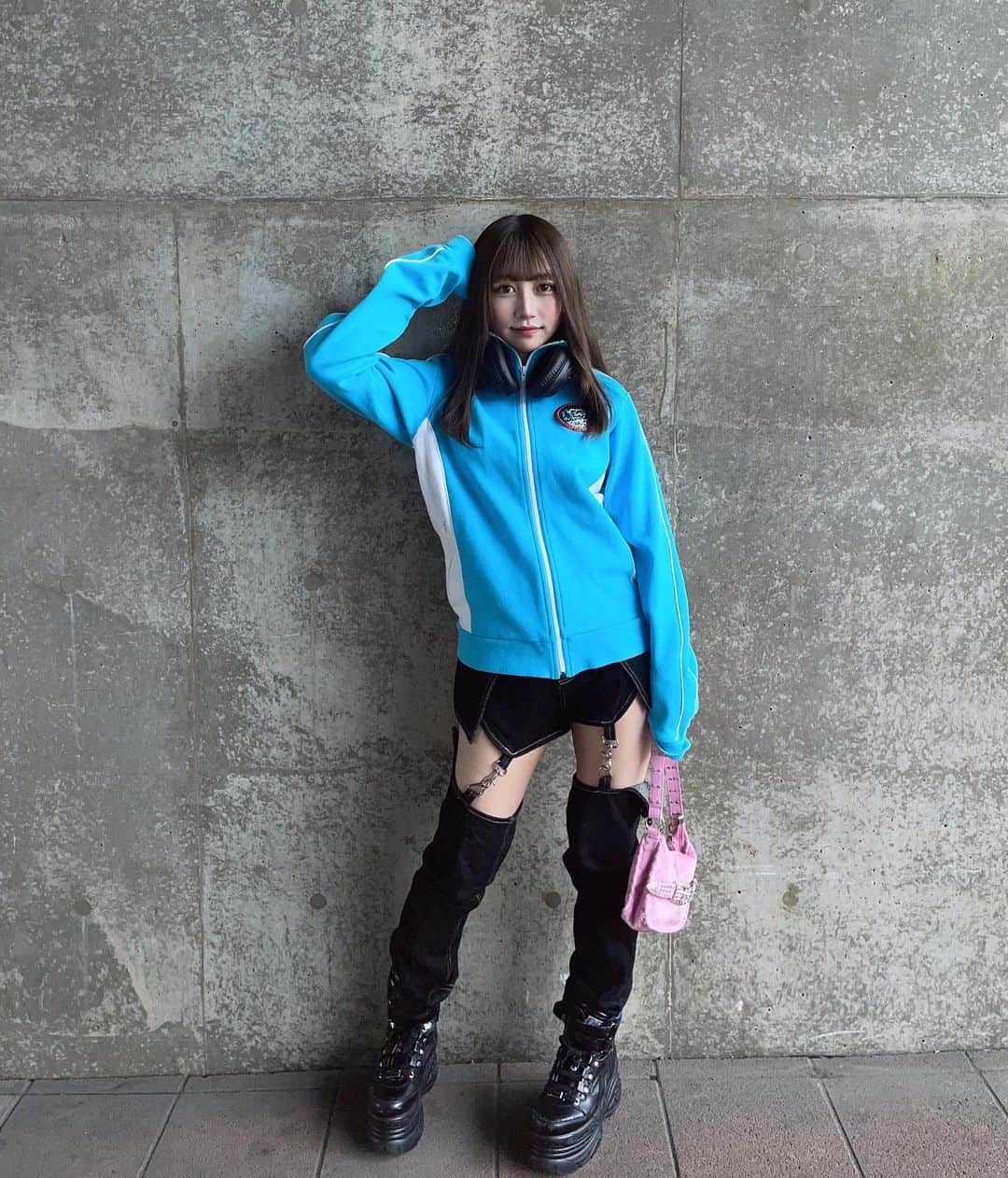 ゆらさんのインスタグラム写真 - (ゆらInstagram)「古着ジャージ可愛いでしょうぅ💍🧊💎🐦🐬💧❄️  .  #y2kファッション #y2k  #ファッション #韓国ファッション #Japanesegirl #ootd #Japanesefashion#dollskill #古着#古着コーデ#厚底#l4l#02#ジャージ#春コーデ #yosuke#03#喫茶店」4月21日 22時55分 - lalalim_00